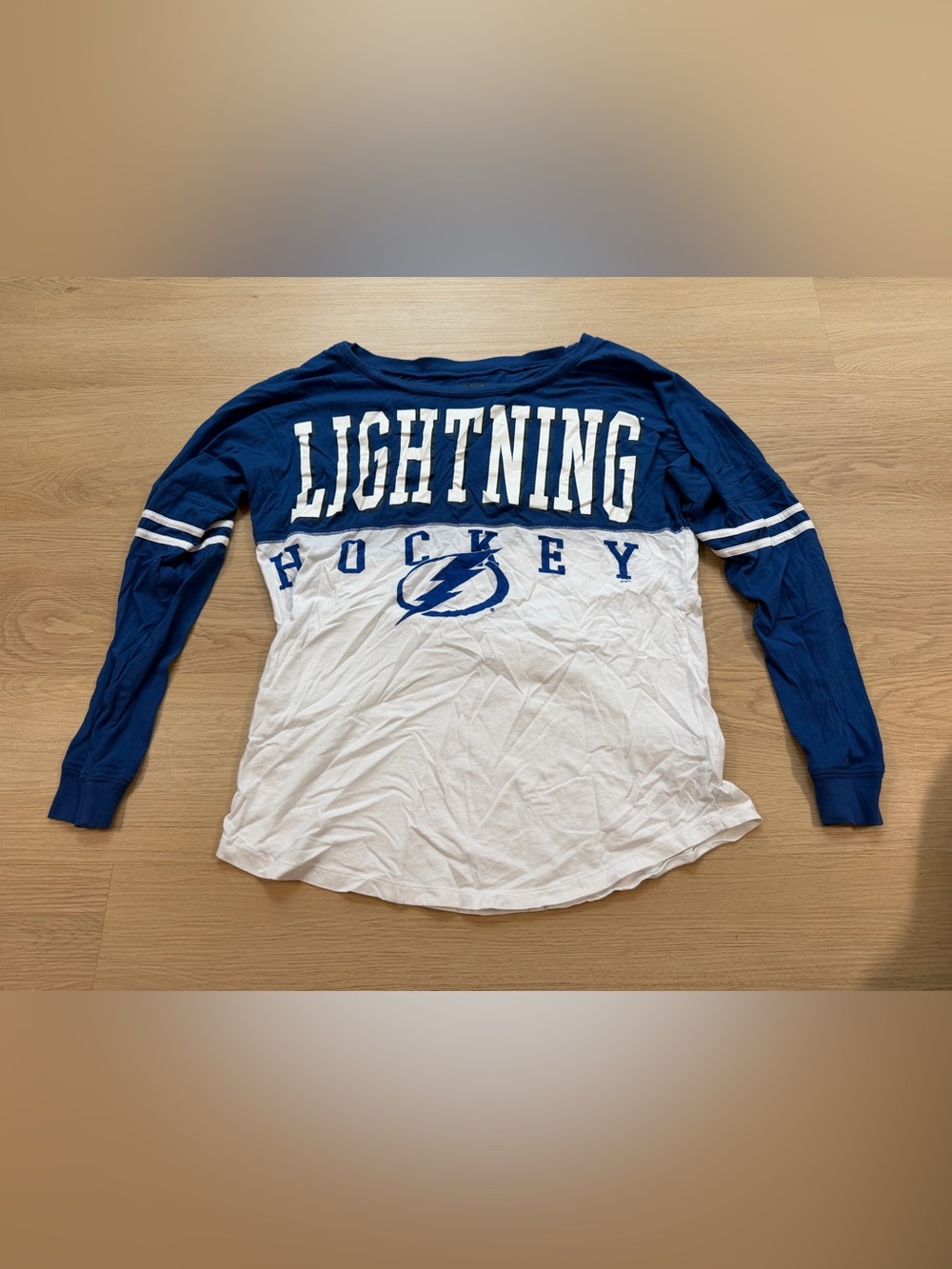 New Era 5th & Ocean Long Sleeve T Shirt Women Size M Tampa Bay Lightning NHL